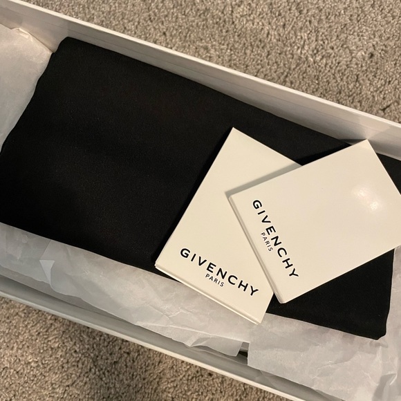 GIVENCHY LOGO SLIDES - Picture 2 of 8